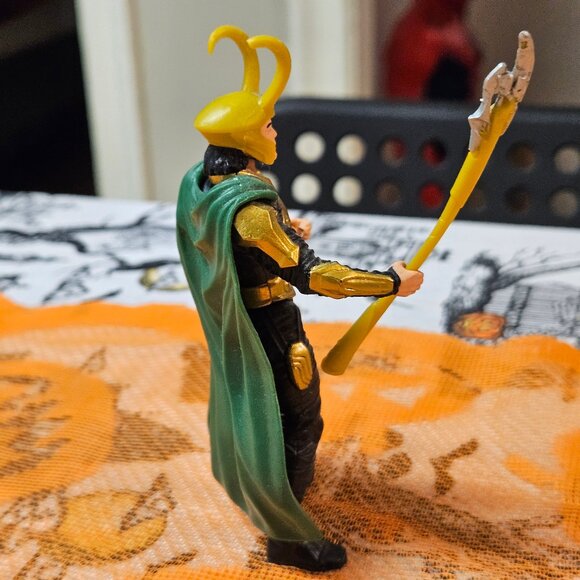 Marvel Avengers Loki 4" Action Figure with Sceptor & Helmet Loose Hasbro Staff - Picture 2 of 7